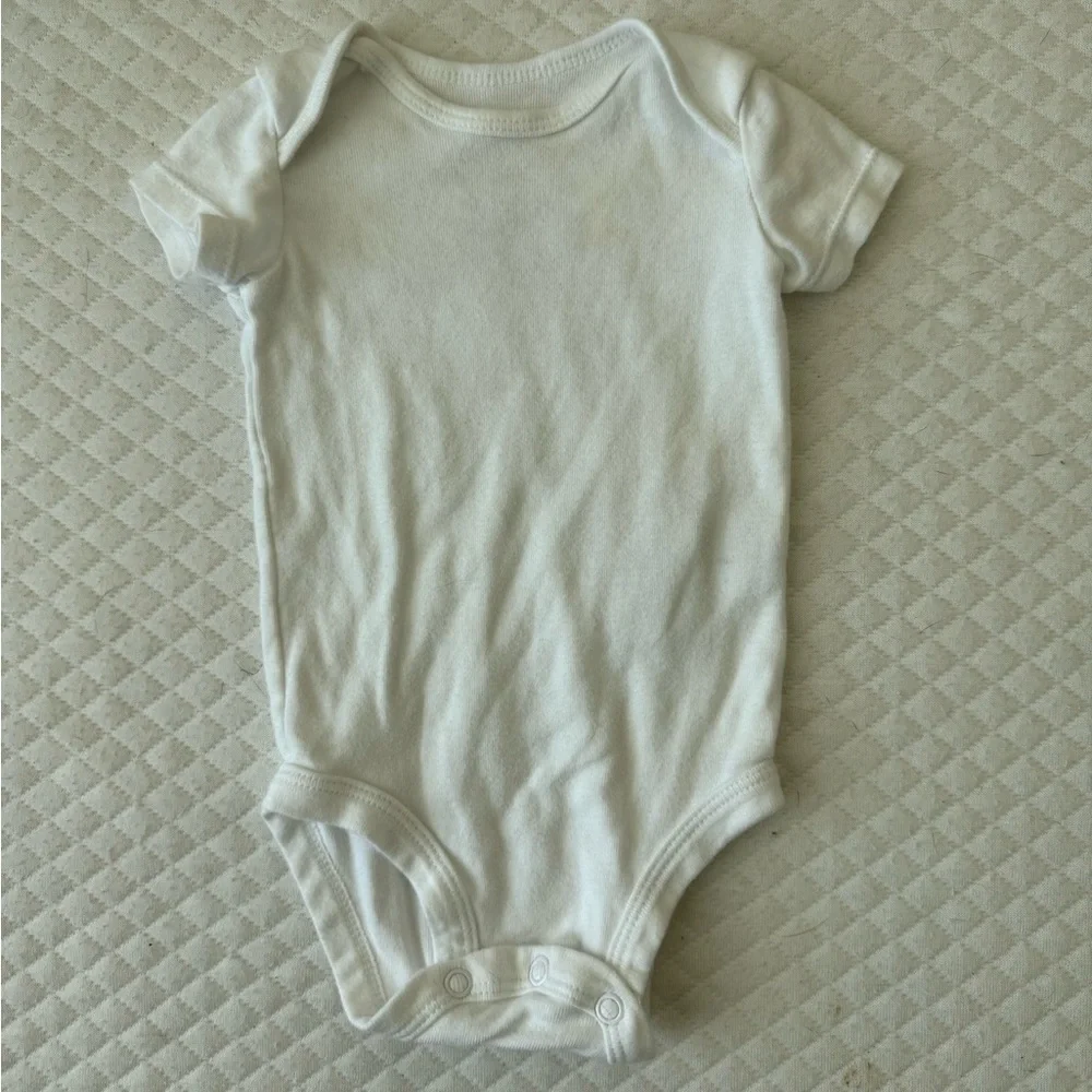 Great Condition! Set of 4 Soft White Baby Onesies, 0-3 Months